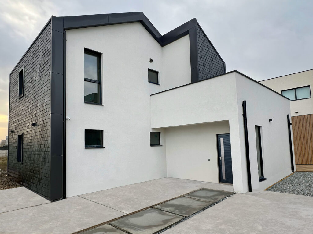 Casa Passivhaus certificada Aretxabaleta VIII en Vitoria-Gasteiz | acceso con cubierta inclinadas de pizarra y fachada ventilada de pizarra